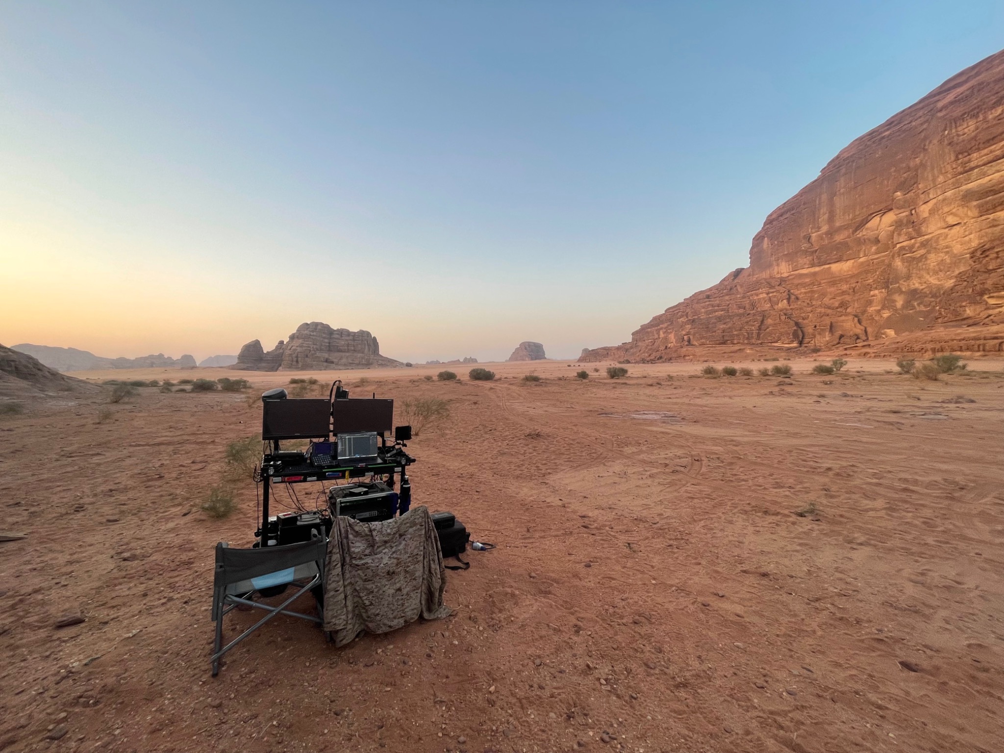 محطة التصوير الرقمي في موقع إنتاج سينمائي صحراوي